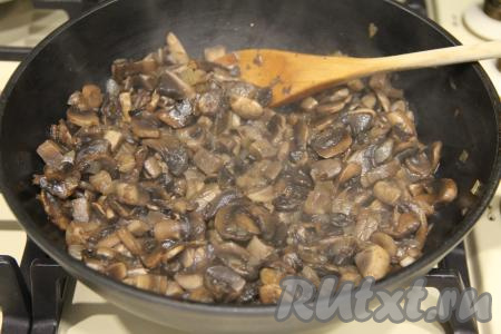 Жарить грибы с луком минут 15-20 минут (до полного испарения жидкости), иногда помешивая. За несколько минут до окончания жарки посолить по вкусу, снять грибную начинку с огня и дать остыть.