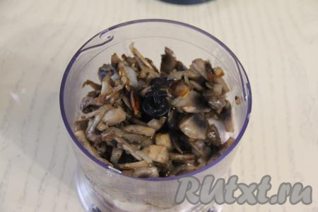 Затем добавить грибы в чашу измельчителя.