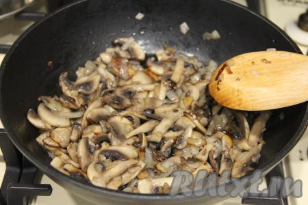 Шампиньоны промыть водой, убирая загрязнения с грибов. Луковицу очистить. В сковороду, хорошо разогревшуюся с растительным маслом, выложить мелко нарезанную луковицу. Обжарить лук на среднем огне до прозрачности (в течение 3-4 минут), иногда помешивая. Затем добавить в сковороду шампиньоны, нарезанные на пластины, перемешать. Обжаривать грибы с луком минут 15, иногда помешивая. Убрать с огня, дать немного остыть.