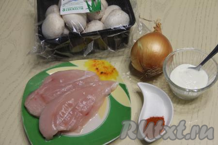 Подготовить продукты для приготовления паштета из курицы с грибами.