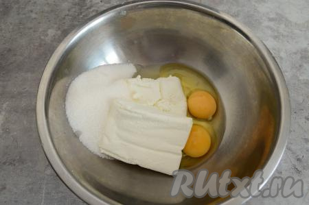 В глубокую миску всыпать сахар, вбить сырые яйца и выложить творог.