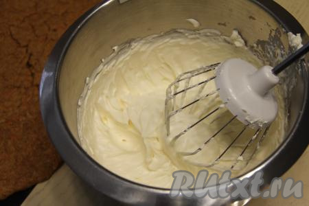 Для приготовления крема взбить миксером хорошо охлаждённые сливки с сахарной пудрой до мягких пиков, затем добавить творожный сыр и перемешать миксером до однородности. В результате получится воздушный, вкусный крем-чиз.
