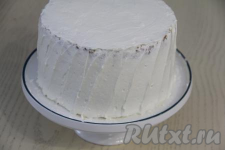 С готового торта снять кольцо и обмазать торт кремом с боков. Я сделала тонкий слой крема.