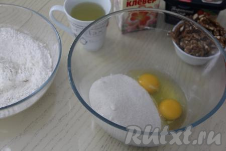 В отдельной объёмной миске соединить яйца и сахар.
