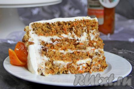Посмотрите, какой красивый разрез получается у этого морковного торта с грецкими орехами и крем-чизом.