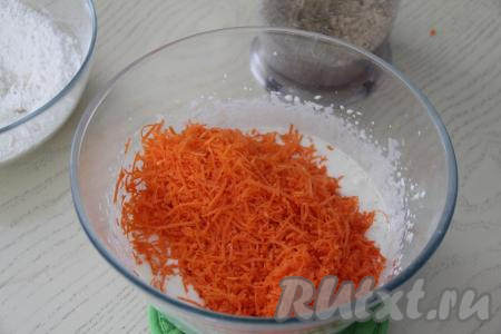 В миску с взбитыми яйцами влить растительное масло, перемешать силиконовой лопаткой (или столовой ложкой), затем добавить натёртую морковь, перемешать морковно-яичную смесь.