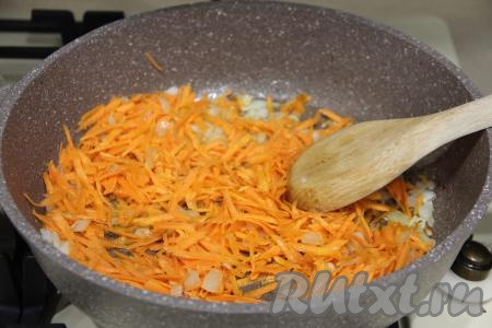 После того как лук станет прозрачным, добавить к нему натёртую на крупной тёрке морковь, перемешать овощи и обжаривать минут 5 (до мягкости морковки).