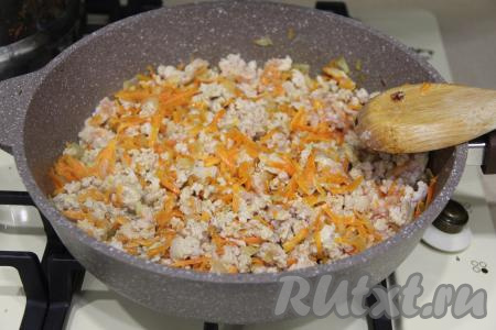 После того как фарш обжарится 2-3 минуты, перемешать его с морковкой и луком. Обжаривать фарш с овощами, иногда помешивая, до изменения цвета фарша.