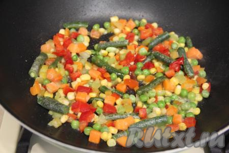 В сковороду влить растительное масло, прогреть его, выложить замороженную мексиканскую овощную смесь, перемешать и обжаривать 5 минут, иногда помешивая, на среднем огне.