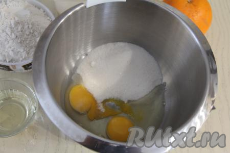 Соединить яйца и сахар в чаше миксера.