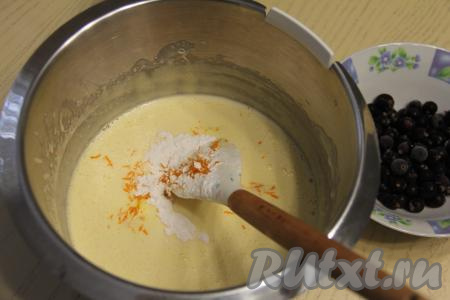 Взбить яйца с сахаром на максимальных оборотах миксера в течение 7 минут (до получения пышной и воздушной массы). Апельсин (или лимон хорошо) вымыть, обсушить, снять 1 чайную ложку цедры (снимая цедру, старайтесь не затрагивать белый слой, находящийся под ней). К яйцам, взбитым с сахаром, добавить ванильный сахар и цедру, перемешать силиконовой лопаткой, затем влить кефир и растительное масло, снова перемешать.