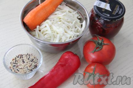 Подготовить продукты для приготовления овощного рагу с рисом. Из болгарского перца убрать семена с плодоножкой. Почистить морковку. Вымыть перец, помидоры, морковь и капусту. Нарезать капусту на тонкие полоски.  Рис можно использовать круглозерный или пропаренный (я взяла смесь белого риса с бурым и чёрным рисом). Промыть рис под проточной воде, затем откинуть на сито, чтобы стекла лишняя вода.