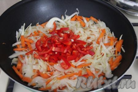 Следующим выложить в сковороду болгарский перец, нарезанный на брусочки, перемешать, обжаривать, периодически перемешивая овощи, 5 минут.