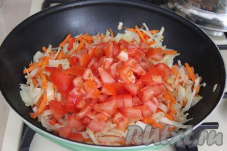 С помидоров, по желанию, снять кожуру, затем мелко их нарезать и добавить в сковороду с овощами, перемешать и жарить, иногда помешивая, минут 5.