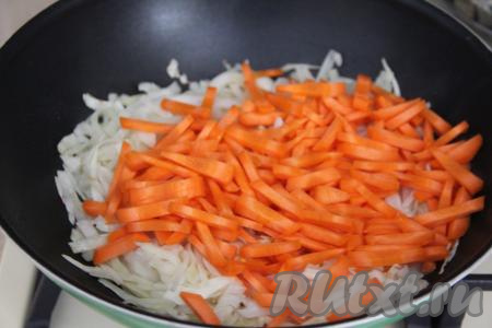 Затем добавить морковку, нарезанную на тонкие брусочки (или натёртую на крупной тёрке), перемешать, обжаривать овощи, иногда помешивая, минут 5.