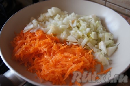 Лук нарезать, морковь натереть на терке и обжарить на  растительном масле до готовности, минут 10-15.
