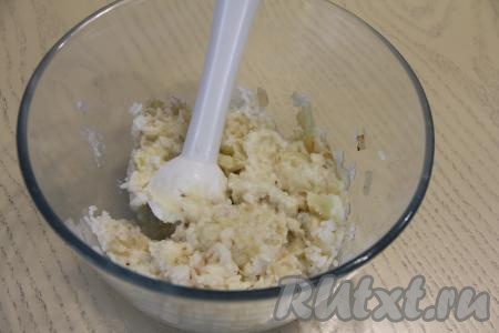 Пробить массу погружным блендером (или пропустить через мясорубку). Попробовать на вкус, если нужно, подсолить и тщательно перемешать. При желании, в получившуюся рисово-картофельную массу можно добавить мелко нарезанную свежую зелень.