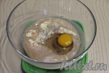 Добавить сырое яйцо. Перемешать кофейно-дрожжевую массу венчиком до однородности.