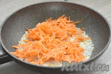 К обжаренному луку выкладываем морковь, натёртую на крупной тёрке, сразу перемешиваем и обжариваем овощи вместе 4-5 минут (до мягкости моркови), периодически перемешивая.