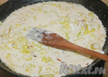 Затем влить сливки, соль, чёрный молотый перец и тушить, помешивая, 5-7 минут.
