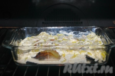 Запекать баклажаны с сыром фета в духовке, разогретой до 180 градусов, минут 25.
