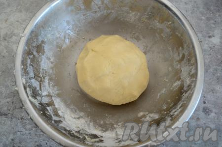 Песочное тесто для этого пирога должно получиться очень мягким, едва липнущим к ладоням. Как только замесили такое тесто, больше вымешивать его и добавлять муку не нужно. Муки для замешивания песочного теста может потребоваться чуть больше или чуть меньше, ориентируйтесь на консистенцию теста.