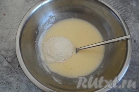 Перемешать яйцо, сметану и сахар до однородности, затем добавлять по столовой ложке муки, каждый раз тщательно, вмешивая её в заливку.