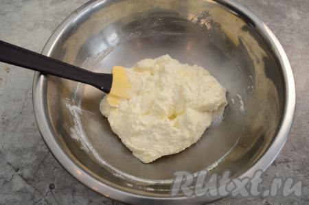 Перемешать творог, яйцо и сахар до однородности лопаткой (или вилкой, или столовой ложкой).