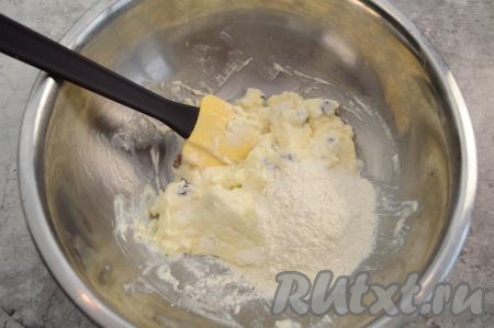 Всыпать в миску 2 столовых ложки муки, перемешать тесто до однородности.