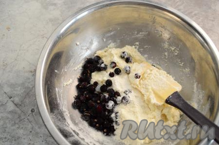 Всыпать в миску замороженную или свежую смородину. Аккуратно вмешать ягоды в тесто, чтобы они не повредились. Начать добавлять по 1 столовой ложке оставшуюся муку, аккуратно вмешивая её в тесто.