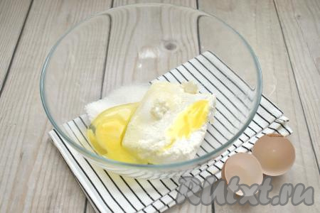 В миску с творогом и сахаром добавляем яйцо.