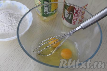 В достаточно объёмную миску вбить яйца, добавить соль и жидкий мёд, перемешать до однородности венчиком.
