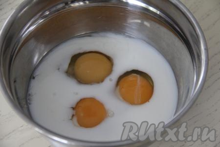 Влить молоко к яйцам с солью.