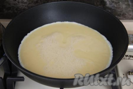 Яйца с молоком взбить вилкой (или венчиком) до однородности. Сковороду смазать маслом, поставить на небольшой огонь. Влить яично-молочную смесь.