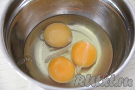 Соединить яйца и соль в глубокой миске.