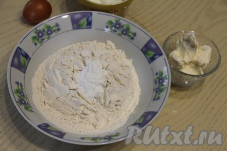 Прежде всего замесим песочное тесто для пирожков, для этого в объёмную миску нужно просеять муку, всыпать соль и разрыхлитель.