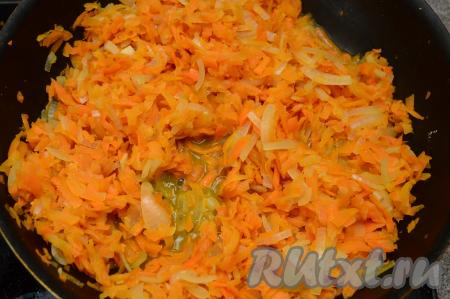 Когда лук станет прозрачным, добавить в сковороду морковку, натёртую на крупной тёрке, сразу перемешать овощи. Обжаривать, иногда помешивая, 7-10 минут (до мягкости моркови). Я обжариваю овощи на минимальном количестве растительного масла, а в процессе обжаривания добавляю в сковороду 3-4 столовых ложки воды. Подсолить овощи в процессе жарки. Когда морковка станет мягкой, убрать овощи с огня, дать слегка остыть.
