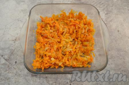 В форму для запекания выложить половину морковки с луком.