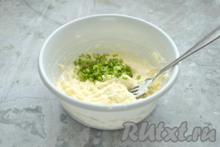 Зелёный лук (или другую свежую зелень, например, укроп, петрушку) моем, нарезаем мелко и выкладываем в миску с сырной массой, перемешиваем.