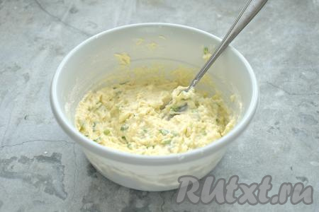 Сырное тесто для приготовления ленивых хачапури должно получиться вязким и достаточно густым. 