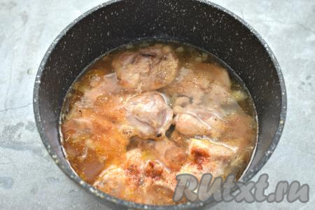 Заливаем курицу тёплой водой так, чтобы она покрыла мясо практически полностью, перемешиваем. Даём воде закипеть на достаточно сильном огне, а затем тушим мясо на небольшом огне 15 минут.