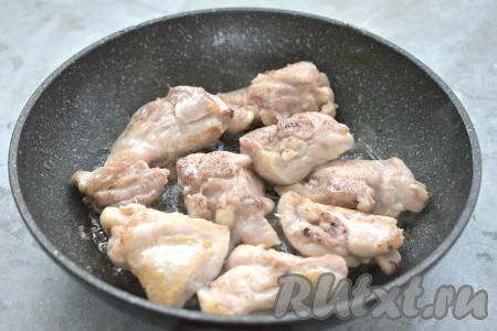В сковороде разогреваем 2 столовых ложки растительного масла, выкладываем кусочки куриного мяса и обжариваем на среднем огне до лёгкой румяности с двух сторон (примерно по 3-4 минуты с каждой стороны).