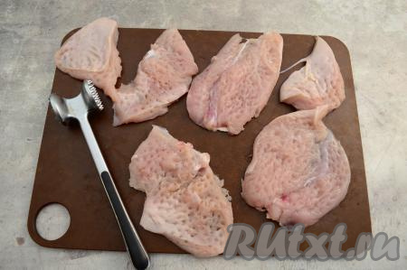 Куриное филе промыть, нарезать на тонкие кусочки (ориентировочно толщиной сантиметра 2). Отбить мясо кулинарным молоточком до толщины 5-8 миллиметров.