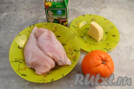 Подготовить продукты для приготовления куриного филе с апельсинами в духовке. Вместо 1 крупного апельсина можно взять 2 небольших.