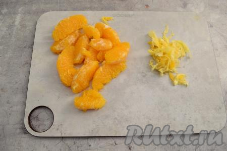 Крупный апельсин очистить от кожуры и разделить на дольки. Удалить плёночку с каждой дольки апельсина. Если этого не сделать, то в готовом блюде не будет создана полноценная гармония вкуса и у вас будет ощущение, что мясо и апельсин вы едите по-отдельности. Не забывайте убрать и все косточки из апельсина.