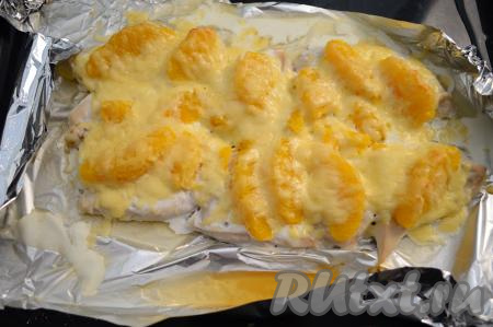 Запекать куриное филе с апельсинами в духовке при температуре 180 градусов в течение 30 минут.