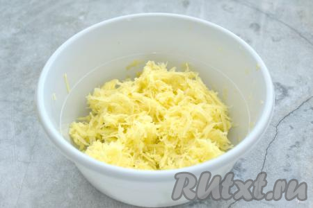 200 грамм очищенной сырой картошки натираем на мелкой тёрке. Получившуюся картофельную массу отжимаем руками, выделившийся сок нам не понадобится.