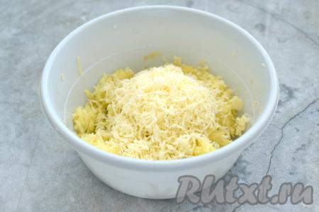 В миску с картофельной массой, отжатой от лишней влаги, добавляем сыр, натёртый на мелкой тёрке.
