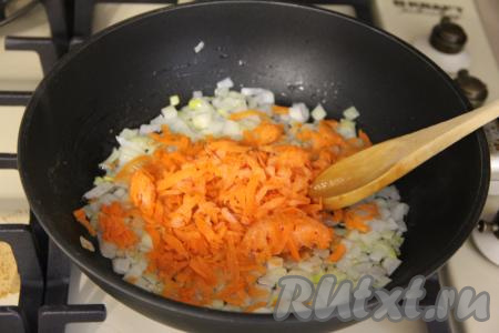 Затем добавить в сковороду натёртую на крупной тёрке морковь, перемешать и обжаривать овощи минут 5 (морковка должна стать мягкой), время от времени помешивая.