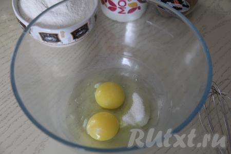 В миску вбить яйца, к ним добавить соль и сахар.